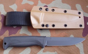 Ranger puukko M07 (80CRV2, głownia czerniona, czarna rączka, pochwa kydex kojot)