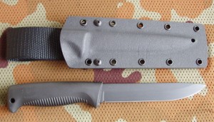 Ranger puukko M95 (80CRV2, głownia czerniona, czarna rączka, pochwa kydex czarna)