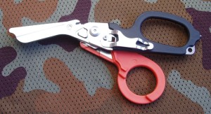 Foldable trauma shears