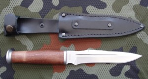 Kajman (AUS8, drewniana rękojeść)